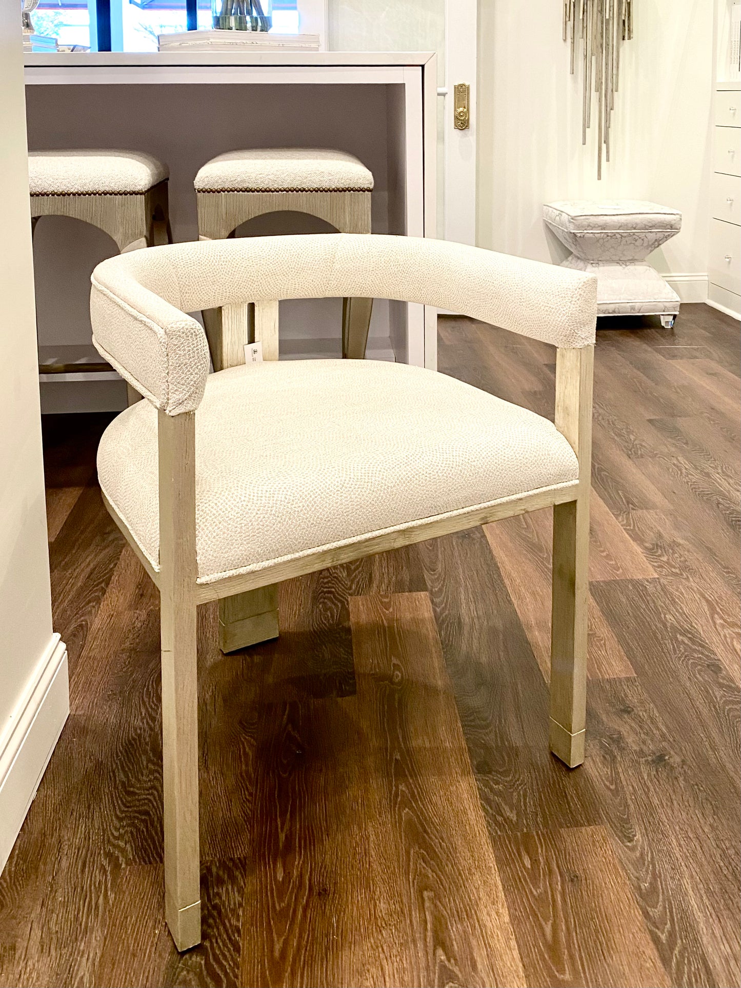 UPHOLSTERED ACCENT CHAIR